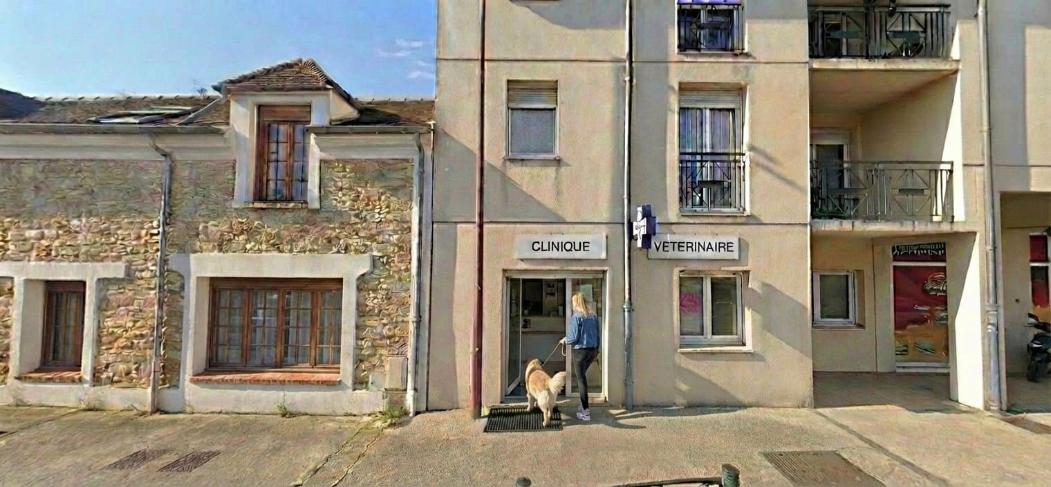 Entrée de la clinique vétérinaire PhoenixVet, 81 rue Pasteur à Vert-Saint-Denis